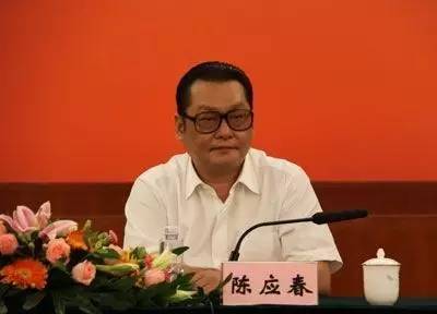 ｜點評｜ 有媒體梳理出，去年10月在家墜亡的國信證券原總裁陳鴻橋，其任職經(jīng)歷與陳應(yīng)春多有交集。2011年，因受賄罪獲刑7年的深圳市金融辦原主任李林，其任職期間的直接上司正是陳應(yīng)春。但目前并無消息顯示，這些事件存在直接關(guān)聯(lián)。